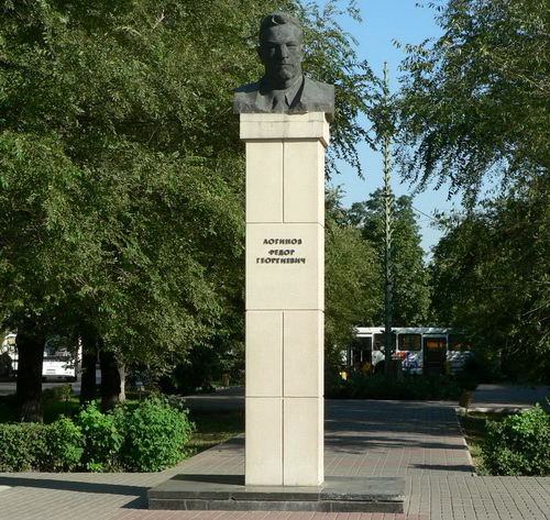 памятник логинову